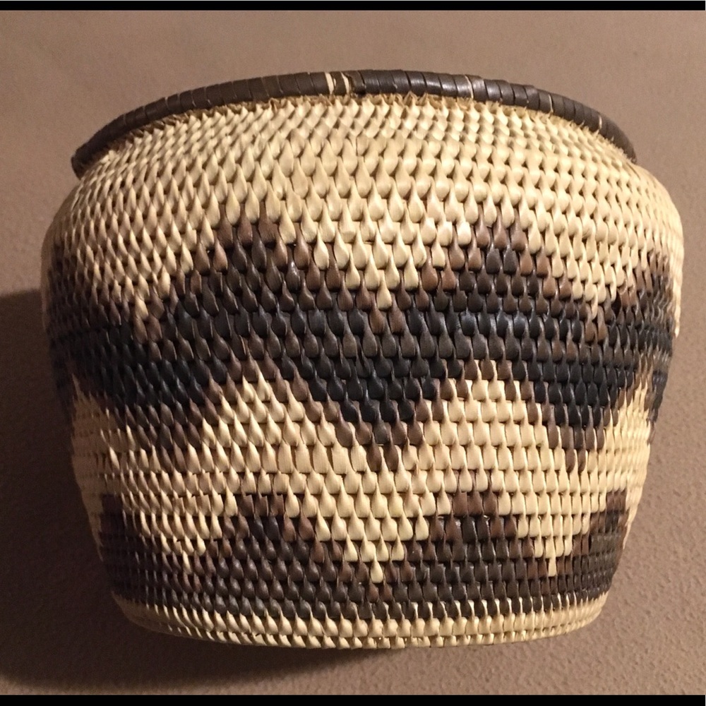 Vintage Handwoven Basket. 7.5” x 7” NEW condition.